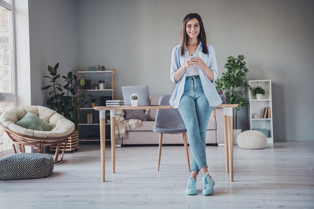 femme elegante avec jean taille haute