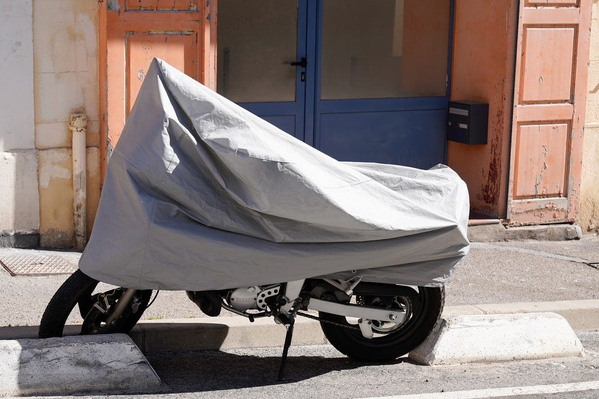 Moto sous une bache