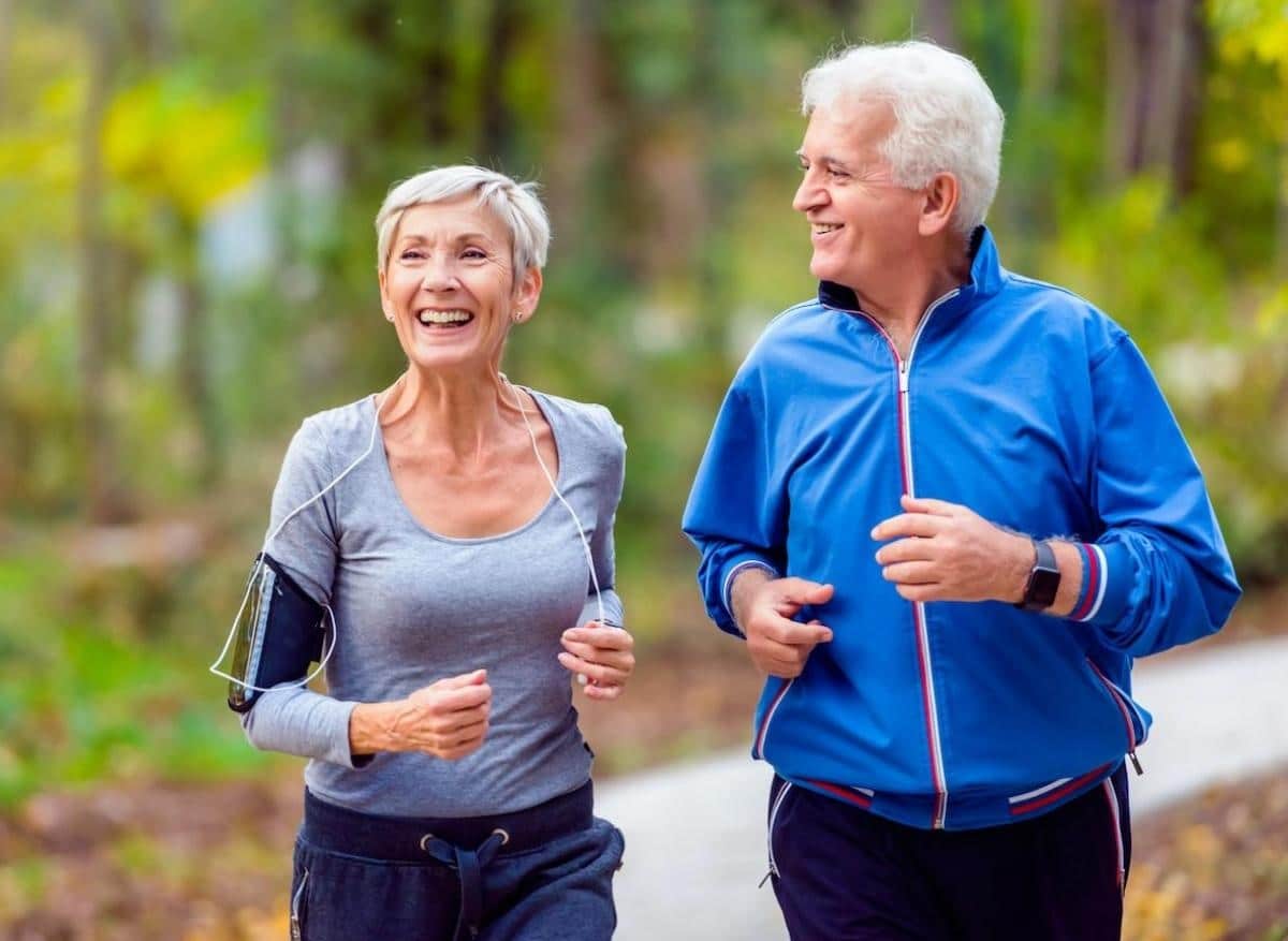 Vivre plus longtemps grâce à l'exercice après 50 ans : Les conseils d'un médecin pour rester en forme