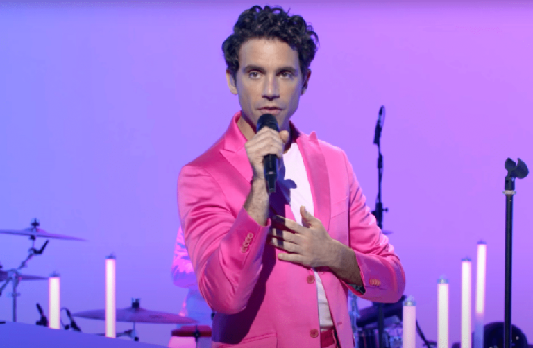 Mika : Malade, il annonce sur les réseaux sociaux que son concert à Brest a été reporté - les fans réagissent avec compréhension