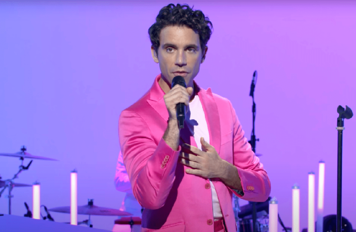 Mika : Malade, il annonce sur les réseaux sociaux que son concert à Brest a été reporté - les fans réagissent avec compréhension