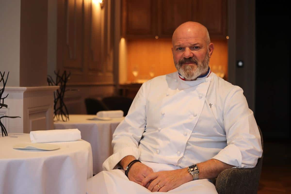 Loin des caméras et des fourneaux, Philippe Etchebest a choisi de vivre dans une ferme en province. Un lieu qui lui permet de se ressourcer et de se déconnecter de son rythme de vie effréné.