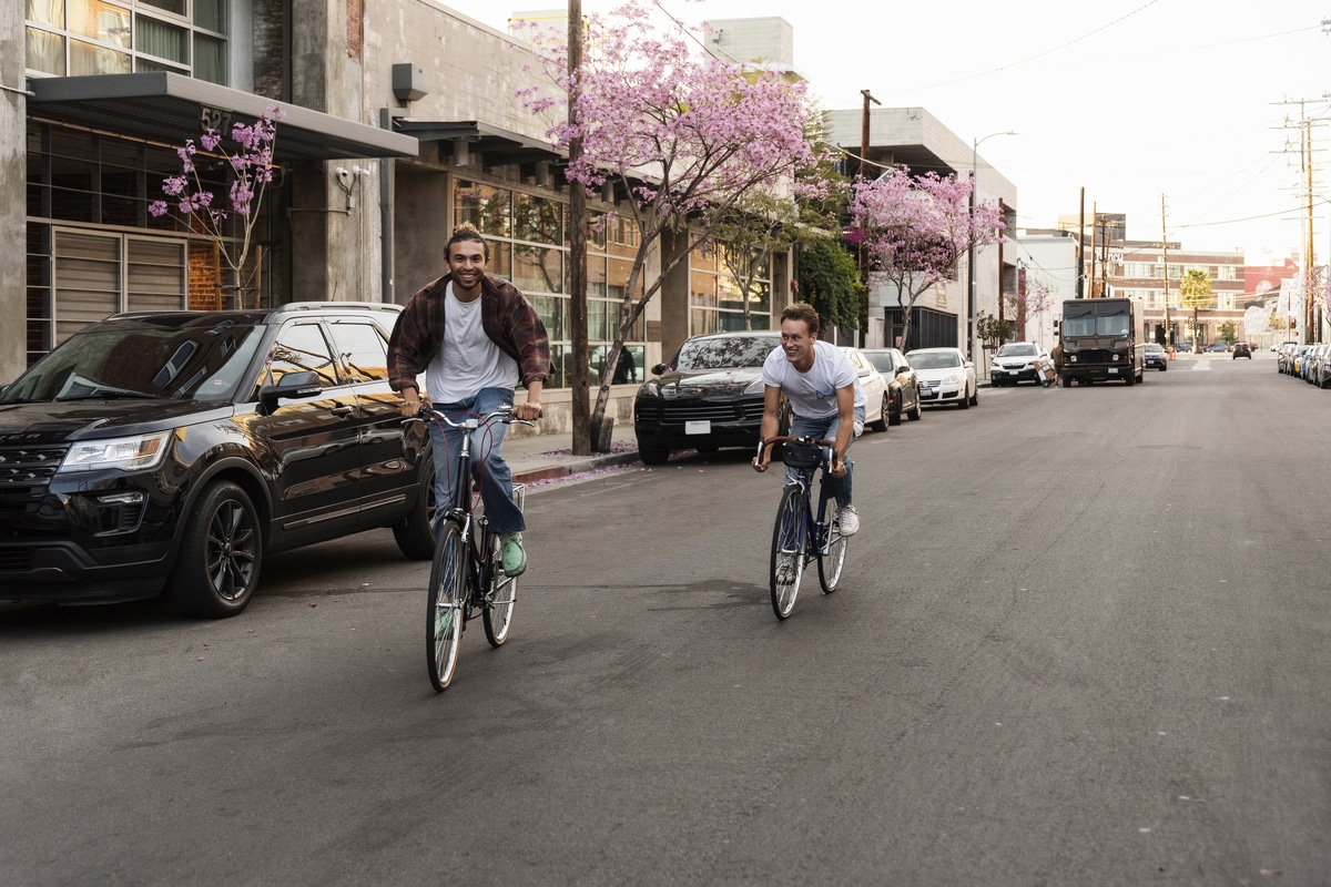Cyclistes en vue : les règles essentielles pour doubler en toute légalité et éviter une amende élevée
