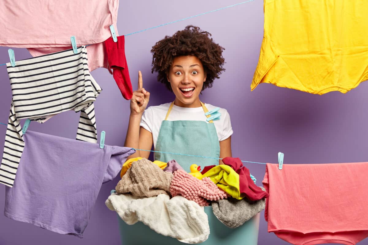 Les vêtements à mettre à l’envers avant de laver : un conseil indispensable pour prolonger leur durée de vie