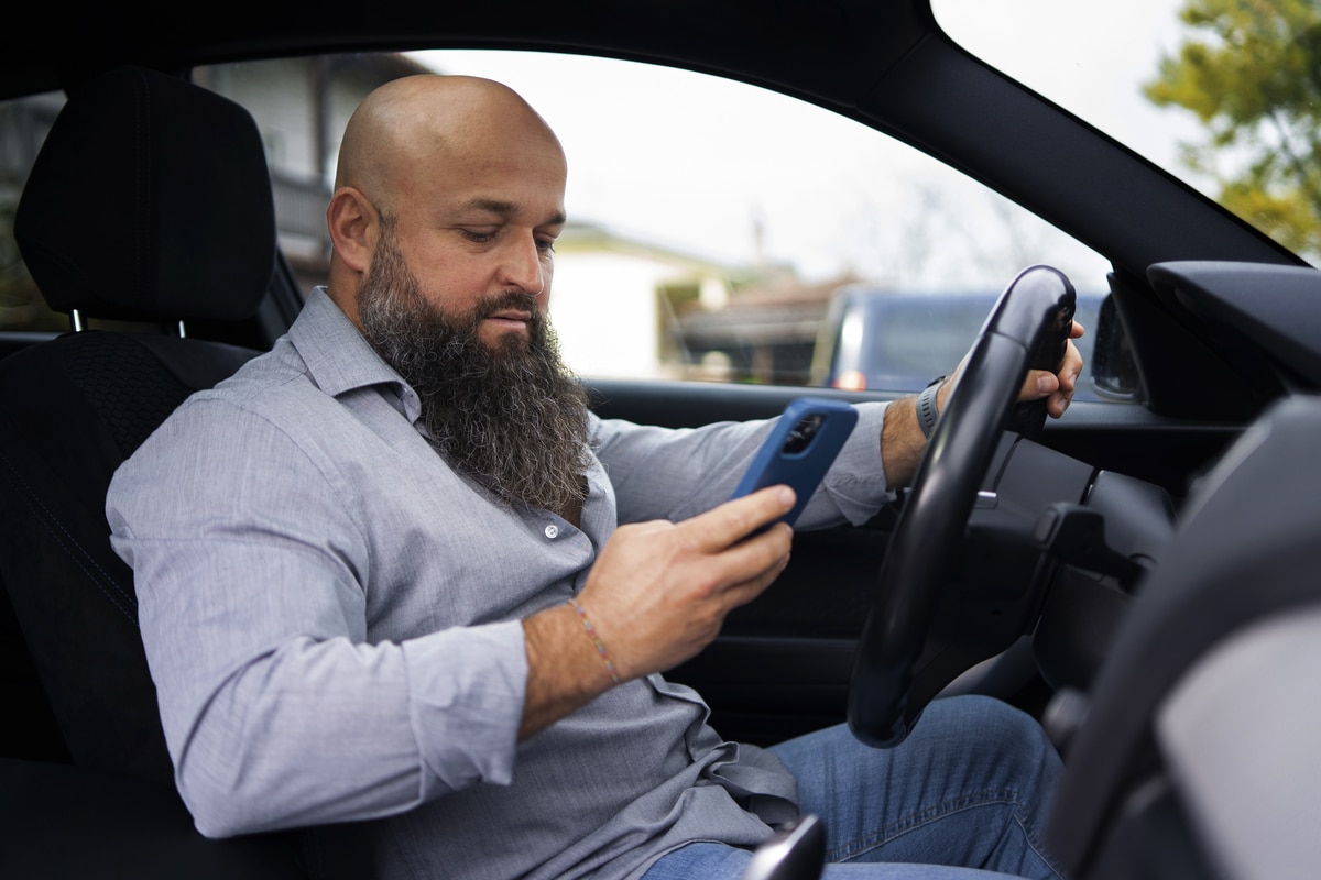 Attention automobilistes : cette pratique fréquente peut entraîner une amende conséquente, un risque ignoré par beaucoup.
