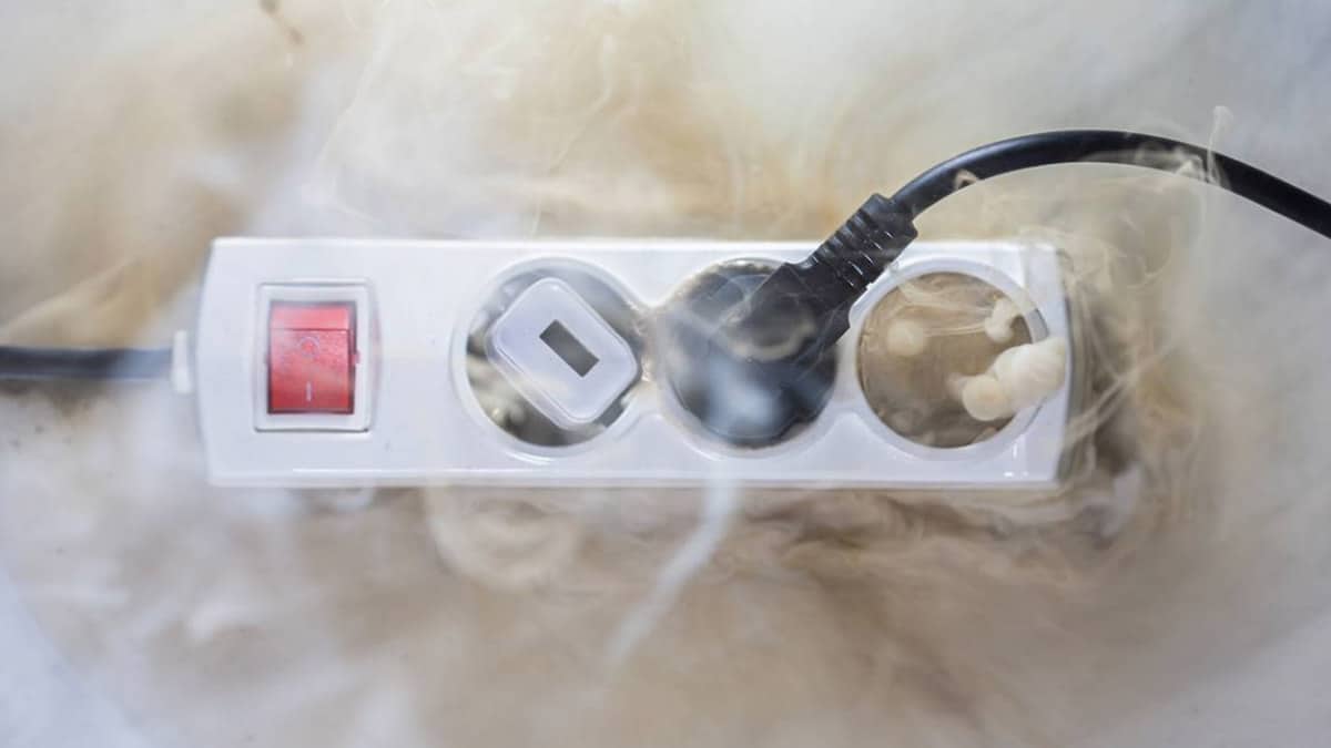 Pourquoi ne jamais placer une multiprise à cet emplacement de votre domicile? La réponse d’un éléctricien