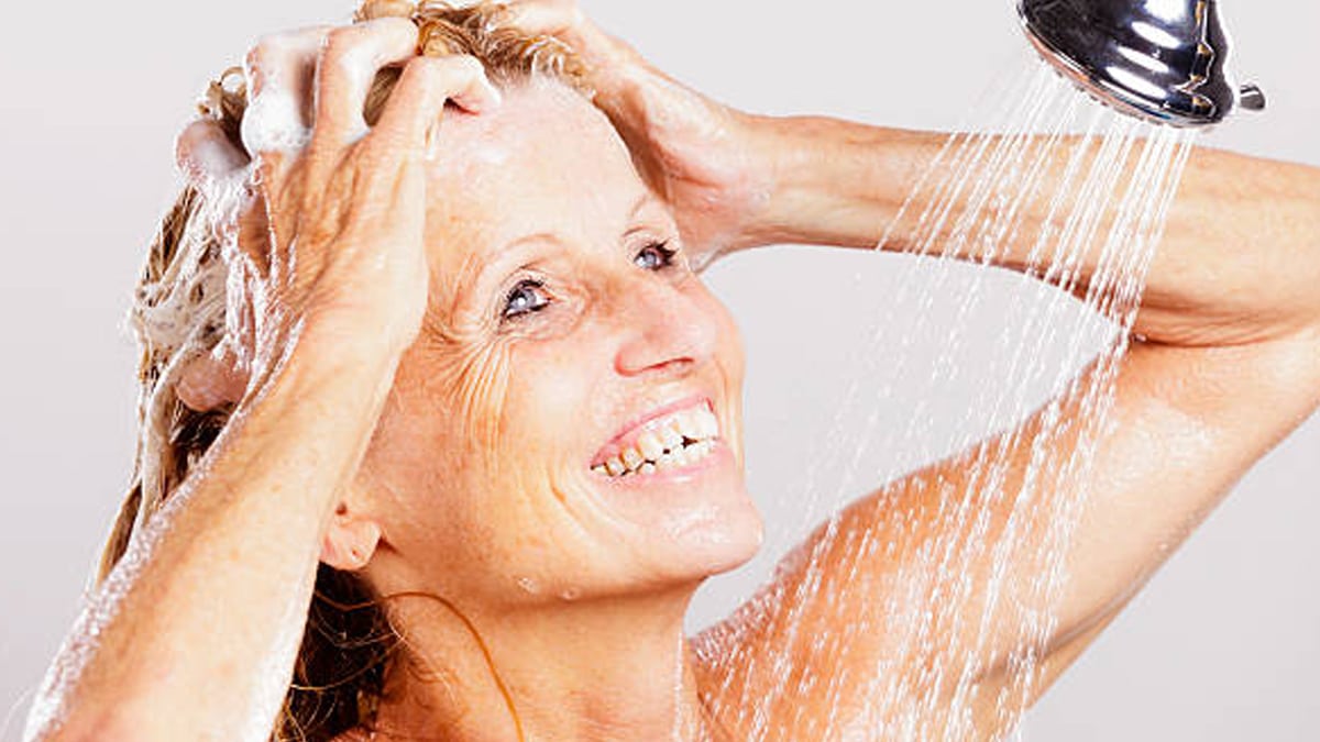 Hygiène : A quelle fréquence devez-vous prendre une douche après 60 ans ?