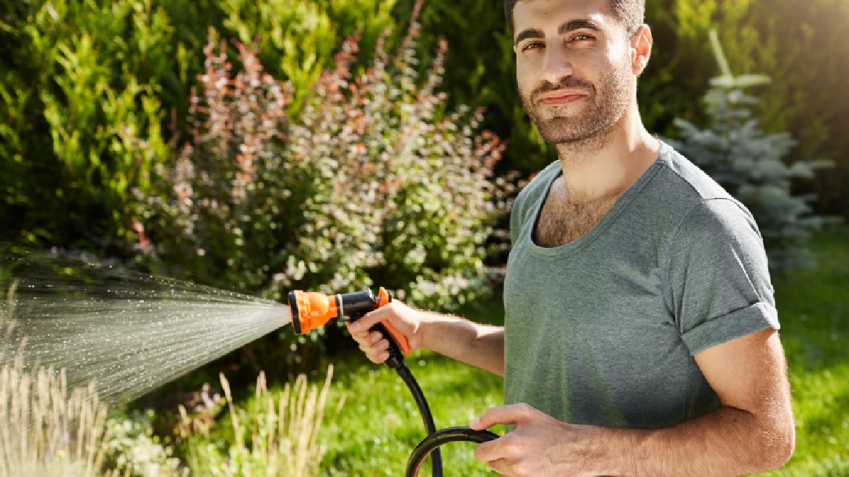 Arrosage malin : le moment qui économise jusqu’à 60 % d’eau et sauve vos plantes