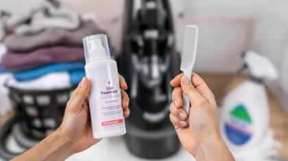 ne laissez aucune chance aux poux ! découvrez pourquoi utiliser seulement un shampoing ne suffit pas et apprenez à désinfecter efficacement toute votre maison pour une éradication totale.