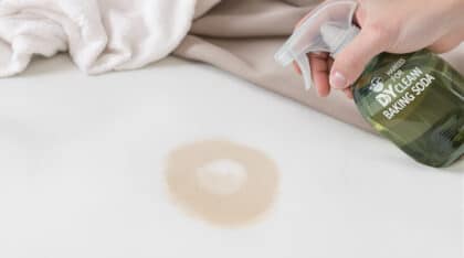 pensez qu'un matelas souillé d'urine est irrécupérable ? détrompez-vous ! découvrez notre astuce maison simple et efficace pour nettoyer votre matelas et lui redonner une seconde vie.
