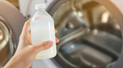 découvrez une astuce simple et efficace pour éliminer les mauvaises odeurs et les résidus de votre lave-linge. adoptez ce geste infaillible pour garder votre machine propre et fraîche au quotidien !